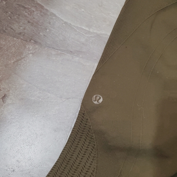 Lululemon High Rise Crop Olive Green Leggings. 16" Inseam. Size 8 (3 bars). - Picture 6 of 7